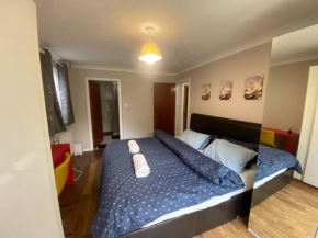 STUNNING 2 BEDROOM WITH GARDEN Sleep 6